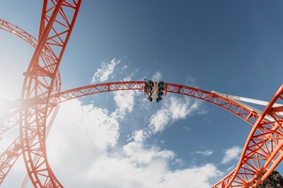 Wagen fährt kopfüber im Wiener Looping im Prater.