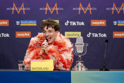 Nemo nimmt an der Pressekonferenz teil, nachdem die Schweiz mit The Code den 68. Eurovision Song Contest gewonnen hat.