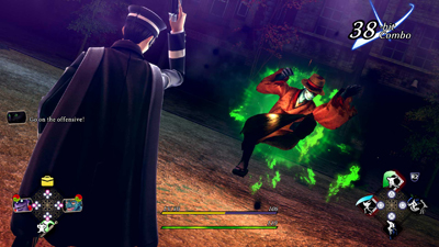 Raidou steht direkt vor einem orangen Dämon mit grüner Aura