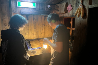 Frau und mann in dunklem raum mit Laterne bei open the door Hexenhütte