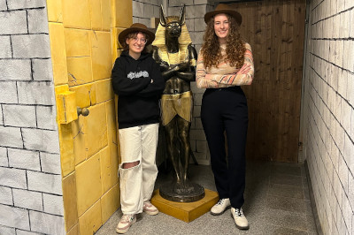 zwei Frauen mit ägyptischer Statue vor mumifiziert bei open the door