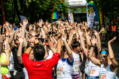 Menschenmenge vorm Start vom Vienna Pride Run.
