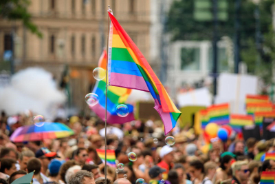 eine regenbogenflagge im fokus bei der Regenbogenparade in Wien