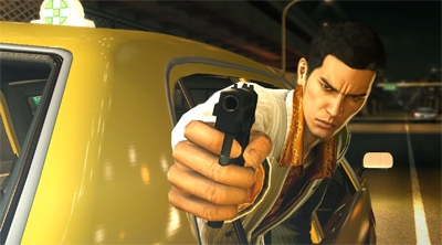 Kiryu lehnt sich in Yakuza 0 aus einem Taxi und zielt mit einer Pistole gen Kamera