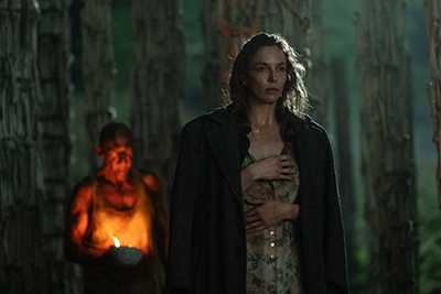 Jodie Comer als Isla und Ralph Fiennes als Dr. Kelson in 28 YEARS LATER