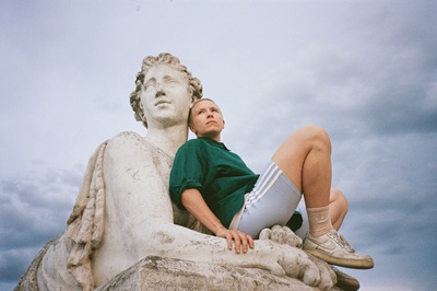 Anna Mabo sitzt auf einer Statue