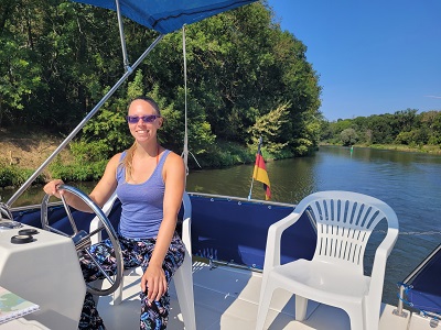 Sabrina am Steuer des Hausboots in Deutschland