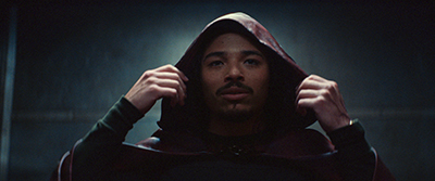 Anthony Ramos als der zwielichtige Parker Robbins/The Hood