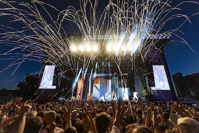 Menschenmenge vor der Hauptbühne beim Lido Sounds und Konfettistreifen