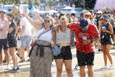 Drei Menschen bekommen Wasser ab