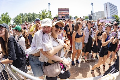 Zwei Menschen umarmen sich vor der Bühne vom Lido Sounds Festival