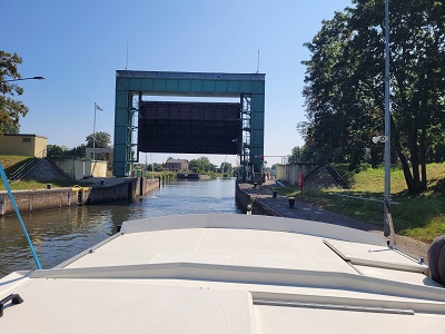 Offenes Schleusentor beim Hausboot Urlaub auf der Saale