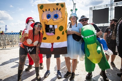 Nova Rock Bücher verkleidet, unter anderem im Spongebob Schwammkopf Kostüm.