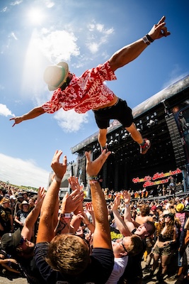 Bühne von Nova Rock Festival. Ein Mann stage divid