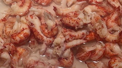 Gekochte Flusskrebsschwänze. Fotografiert aus der Auslage eines Fischgeschäfts
