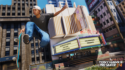 Ein Skater macht einen Sprung vor einem Kino
