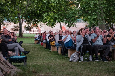 Lachendes und klatschendes Publikum auf Sesseln im Schwarzenberggarten bei THEATER IM PARK