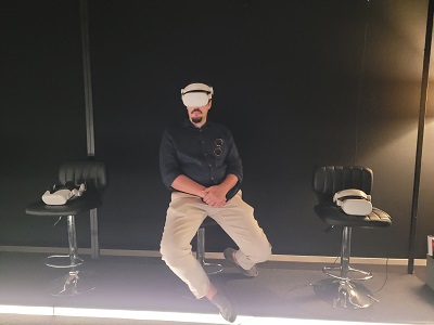 Sitzender Mann mit VR Brille