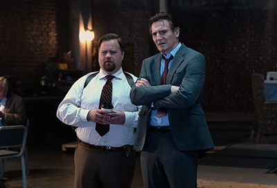 Paul Walter Hauser als Ed Hocken jr. und Liam Neeson als Frank Drebin jr. im Anzug in der Neuauflage von Die nackte Kanone