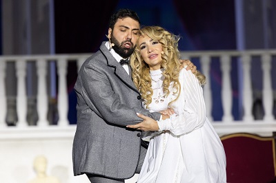 Verzweifelt blickendes Paar in enger Umarmung auf der Bühne bei La Traviata in Wien