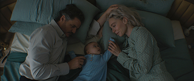 Pedro Pascal als Reed Richards/Mister Fantastic und Vanessa Kirby als Sue Storm/Invisible Woman kuscheln mit Supernachwuchs Franklin