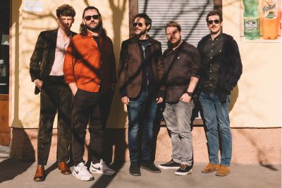 Die Band Granada vor einem Haus stehend