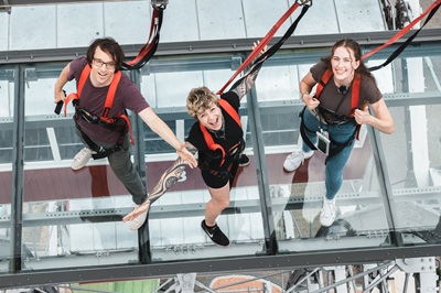 Die Helden der Freizeit Redakteur:innen Kirstin und Christoph und Jolly Schwarz stehen auf der Plattform 9