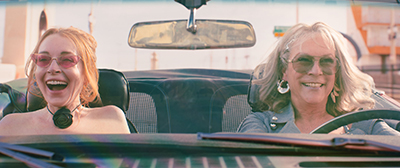 Lindsay Lohan als Anna Coleman und Jamie Lee Curtis als Tess Coleman düsen in FREAKIER FRIDAY gemeinsam durch die Gegend.