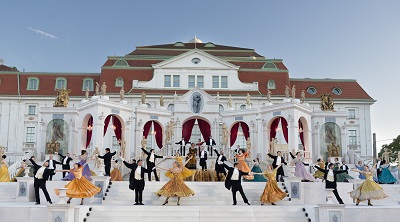 Tanzendes Ensemble bei La Traviata am Wiener Opernsommer