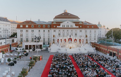 Luftaufnahme vom Wiener Opernsommer mit Publikum vor dem Konzerthaus
