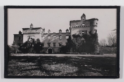 schwarz-weiß bild von altem schloss