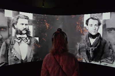 frau vor Leinwand im Strauss Museum