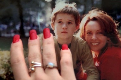westlicht Foto von Hand mit ring und menschen dahinter