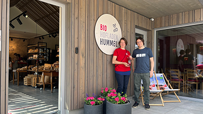 Mann und Frau stehen vor dem Bio Hofladen Hummel