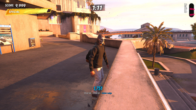 Ein Skater mit Gesichtsmaske steht in einer Stadt vor Palmen während dem Sonnenuntergang.