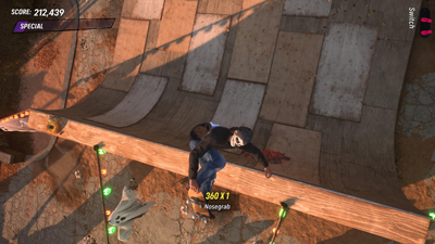 Ein Skater macht in der Luft über einer Halfpipe einen Nosegrab.