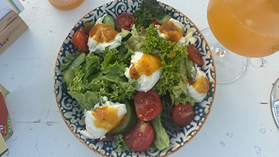 Grüner Salat mit Tomate, Gurke, Mozarella und Marillen-Chutney
