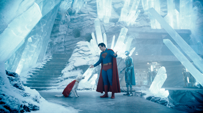 Superman argumentiert mit Hund Krypto in seiner Basis am Nordpol, hinter ihm steht ein Superman-Roboter