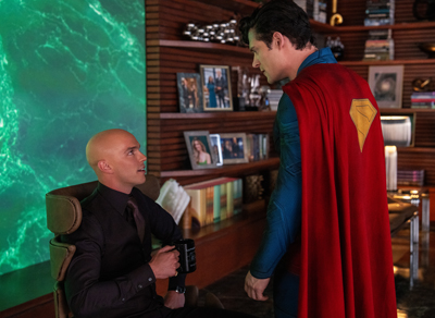 Superman (David Corenswet) und Lex Luthor (Nicholas Hoult) stehen einander bedrohlich gegenüber