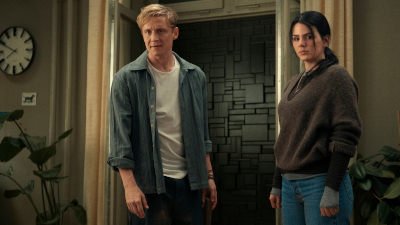Tim (Matthias Schweighöfer) und Olivia (Ruby O. Fee) stehen vor einer schwarzen, ziegelartigen Wand, die Fenster und Türen verbarrikadiert. 