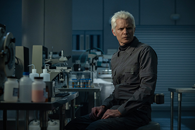 Weißhaariger Mann im Labor: Timothy Olyphant als der synthetische Kirsh in der Diyney+ Serie Alien: Earth