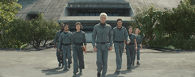 Jonathan Ajayi als Smee, Adarsh Gourav als Slightly, Sydney Chandler als Wendy, Timothy Olyphant als Kirsh, Kit Young als Tootles, Erana James als Curly und Lily Newmark als Nibs gehen von einer Station weg auf einen zu