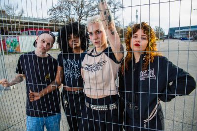 Aymz (dritte von rechts) mit ihrer neuen Band