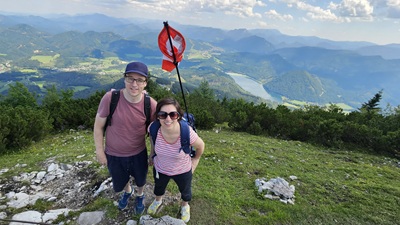 Zwei Redakteure von heldenderfreizeit.com am Wanderweg beim Gipfel der Gemeindealpe Mitterbach - im Hintergrund der Erlaufsee