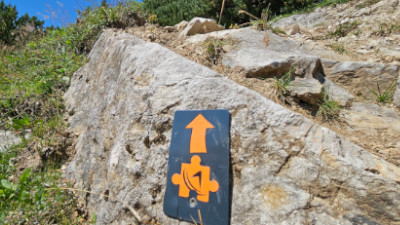 Escape Trail Markierung auf einem Stein