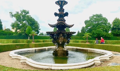 Ein venzianischer Brunnen in einem Schlosspark.
