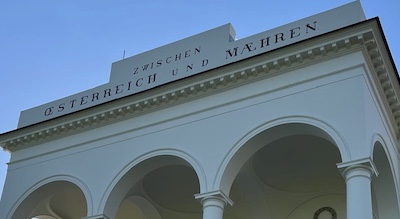 Aufschrift auf dem Mittelrisalit eines Gebäudes "Zwischen Österreich und Mähren".