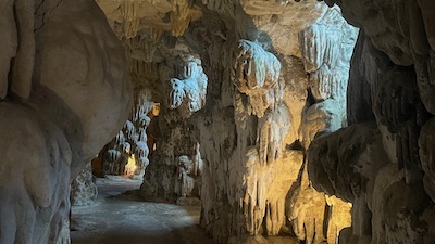 Blick in eine ausgeleuchtete künstliche Tropfsteinhöhle der Barockzeit.