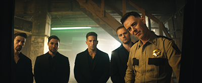 Colin Hanks als Sheriff Abel führt nichts Gutes im Schilde.