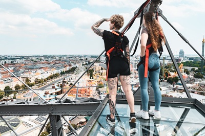 Zwei Frauen blicken von der Plattform 9 auf Wien hinunter.